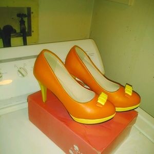 Size 10 orange and yellow pump with a platform